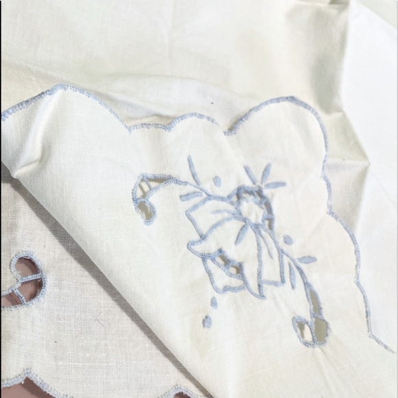 8 Vintage Linen White Napkins w/ Floral Cutouts - Picture 6 of 16